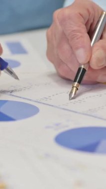 Evrak işi yapan İş Adamlarının Kapanışı, dikey video