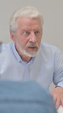 Yaşlı adam genç çiftle konuşuyor, dikey video.