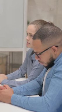 Öfkeli Kıdemli İşadamı Çalışanlarla Konuşurken Yan Görünüm, dikey video