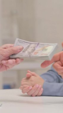 Para ödedikten sonra kıdemli adamın tokalaşma videosunu kapat.