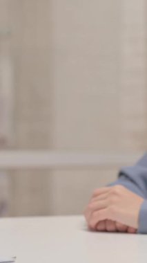 Üst Düzey Emlak Ajanı Ev Anahtarları Veriyor ve El sıkışma, dikey video