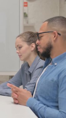 Üst Doktorun Çiftle Konuşurken Yan Görünümü, dikey video