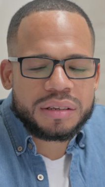 İspanyol Adamın Yaşlı Adamla Konuşmasının Yakın Çekimi, dikey video