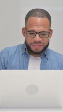 Laptop 'ta Video Sohbeti Yapan Karışık Yarış Adamı, dikey video