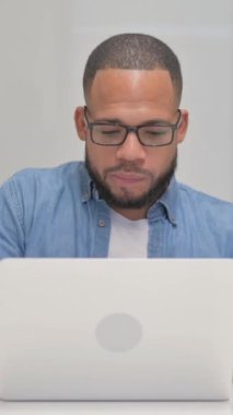 Heyecanlı Karışık Yarış Adamı Laptop 'ta Başarı Kutlaması, dikey video