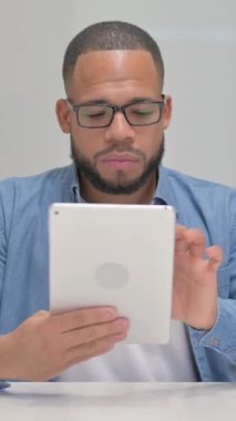 Karışık Yarış Adamı Tablet 'te Başarı Kutlaması, dikey video