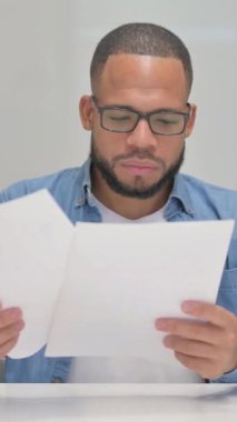 Okuma Sözleşmesi sırasında Karışık Irk Adamı Kutlaması, dikey video