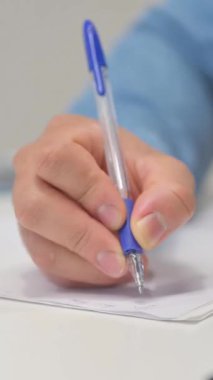 Bir Harf Yazan Adam 'ın dikey videosunu kapat