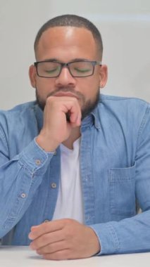 Dalgın Karışık Irk Adamı Yeni Plan Düşünüyor, dikey video