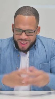 Gergin Yarış Adamı Ofiste Baş Ağrısı çekiyor, dikey video