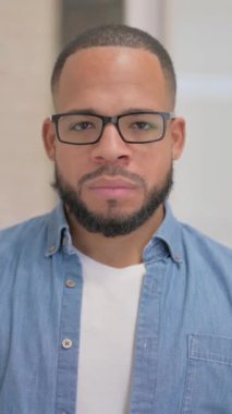 Ofisteki Ciddi Afrikalı Adamın Portresi, dikey video