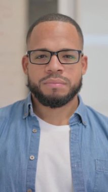 Onaylı Afrikalı Adam Sallanan Kafasının Portresi, dikey video