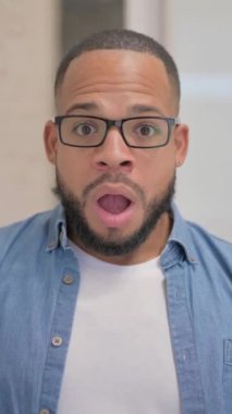 Ofiste Başarısızlığa Tepki Veren Şok Olan Afrikalı Adamın Portresi, dikey video