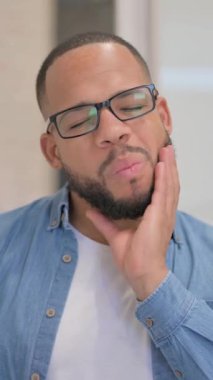 Ofiste dişi ağrıyan Afrikalı adam, dikey video