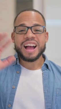 Video Sohbeti Yapan Afrikalı Adam, dikey video blogları