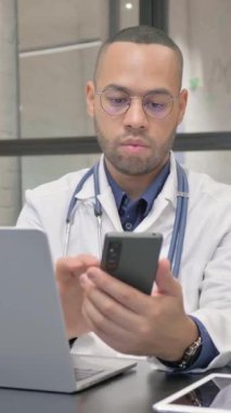 İspanyol Doktor Telefonda İnternet Tarayıcı, dikey video