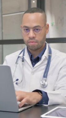 Laptop, dikey video kullanırken İspanyol Doktoru Kısıtlama