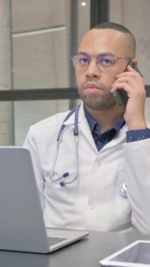 Klinikte Konuşan İspanyol Doktor, dikey video
