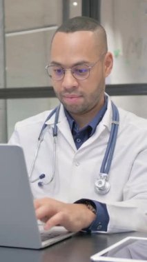 Başparmaklar yukarı İspanyol Doktor Laptop kullanıyor, dikey video