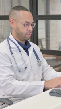 Masaüstü, dikey video kullanırken İspanyol Doktor Kısıtlaması