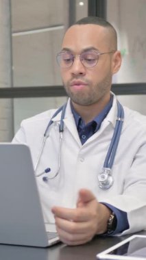 İspanyol Doktorun Klinikteki Çevrimiçi Video Sohbeti, dikey Video