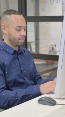 Masaüstü, dikey video kullanılarak İspanyol İşadamı Sallanan Kafa 'nın Onaylanması