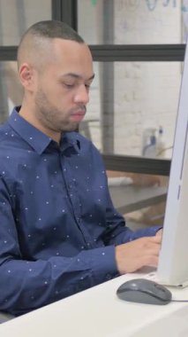 Ofisteki Masaüstünde Çalışırken Kameraya Bakan İspanyol İşadamı, dikey video