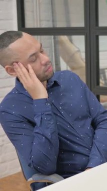 İspanyol İşadamı Masaüstünde Uyuyor, dikey video