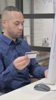 Ofisteki Masaüstü üzerinden Hispanik İşadamı Alışveriş İnterneti, dikey video