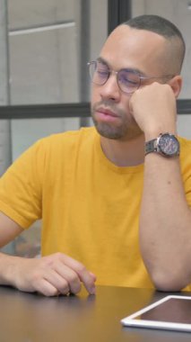 Yorgun İspanyol Adam Ofiste Uyuyor, dikey video