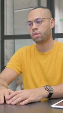 Ofiste Oturan Düşünceli İspanyol Adam, dikey video