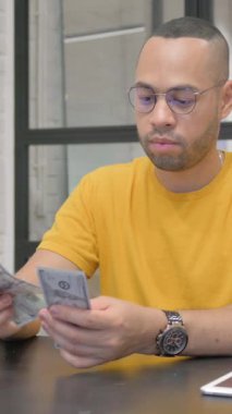 Ofiste Para Sayan İspanyol Adam, dikey video