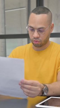 Hispanik Adam Kontrat Okurken Üzgün, Dikey Video