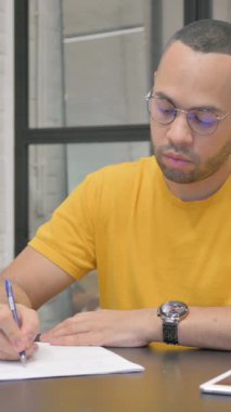 Hüsrana uğramış İspanyol Adam Bir Mektup Yazmaya Çalışıyor, dikey video