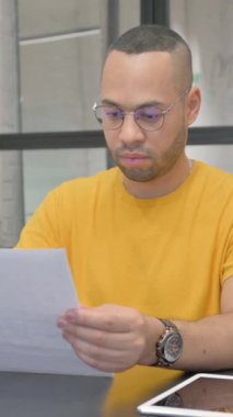 İspanyol Adam Belgeleri okurken kutlama yapıyor, dikey video