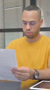 İşteki Belgeleri Okuyan İspanyol Adam, dikey video