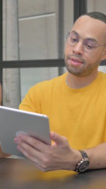 Ofiste Tablet 'te Video Sohbeti Yapan İspanyol Adam, dikey video