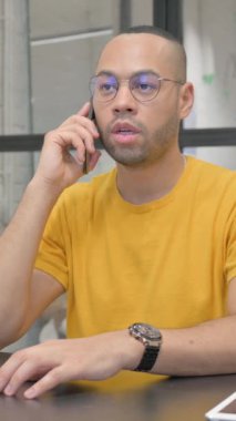 Ofiste Konuşan İspanyol Adam, dikey video