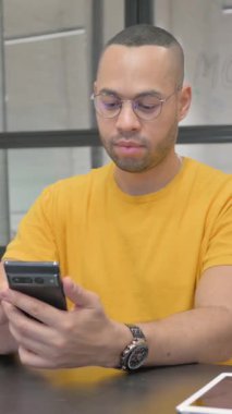 Ofiste Başarıyı Kutlayan İspanyol Adam, dikey video