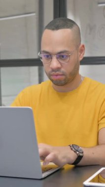 Ofiste dizüstü bilgisayar kullanırken İspanyol Adam Reddediyor, dikey video