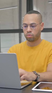 İşteki Bileği Ağrıyan İspanyol Adam, dikey video