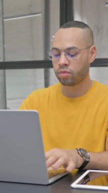 Ofiste Dizüstü bilgisayarda çalışan İspanyol Adam, dikey video