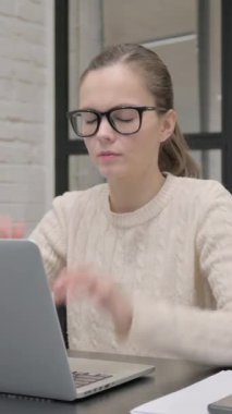 İşte Baş Ağrısı Olan Yaratıcı Kadın, dikey video