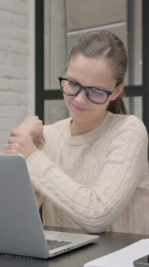 Yaratıcı Kadın İşyerinde Bilek Ağrısı Yaşıyor, dikey video