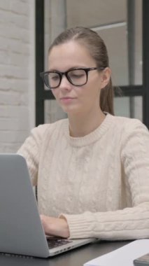 İşte Dizüstü bilgisayarda Yaratıcı Kadın Yazıyor, dikey video