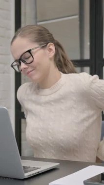 Yaratıcı Kadın İşyerinde Sırt Ağrısı Var, dikey video