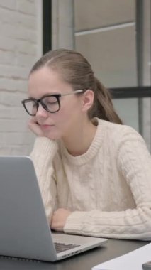 Yorgun Yaratıcı Kadın Çalışırken Uyuyor, dikey video