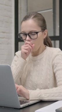 İşte Dizüstü bilgisayar kullanan Öksüren Yaratıcı Kadın, dikey video