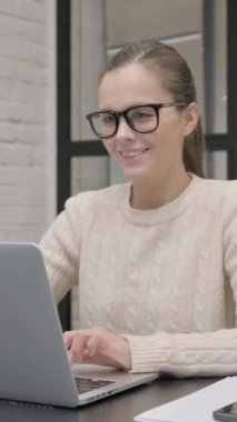 İşte Video Sohbeti Yapan Yaratıcı Kadın, Dikey Video