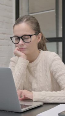 Düşünceli Yaratıcı Kadın İşyerinde Oturuyor, dikey video